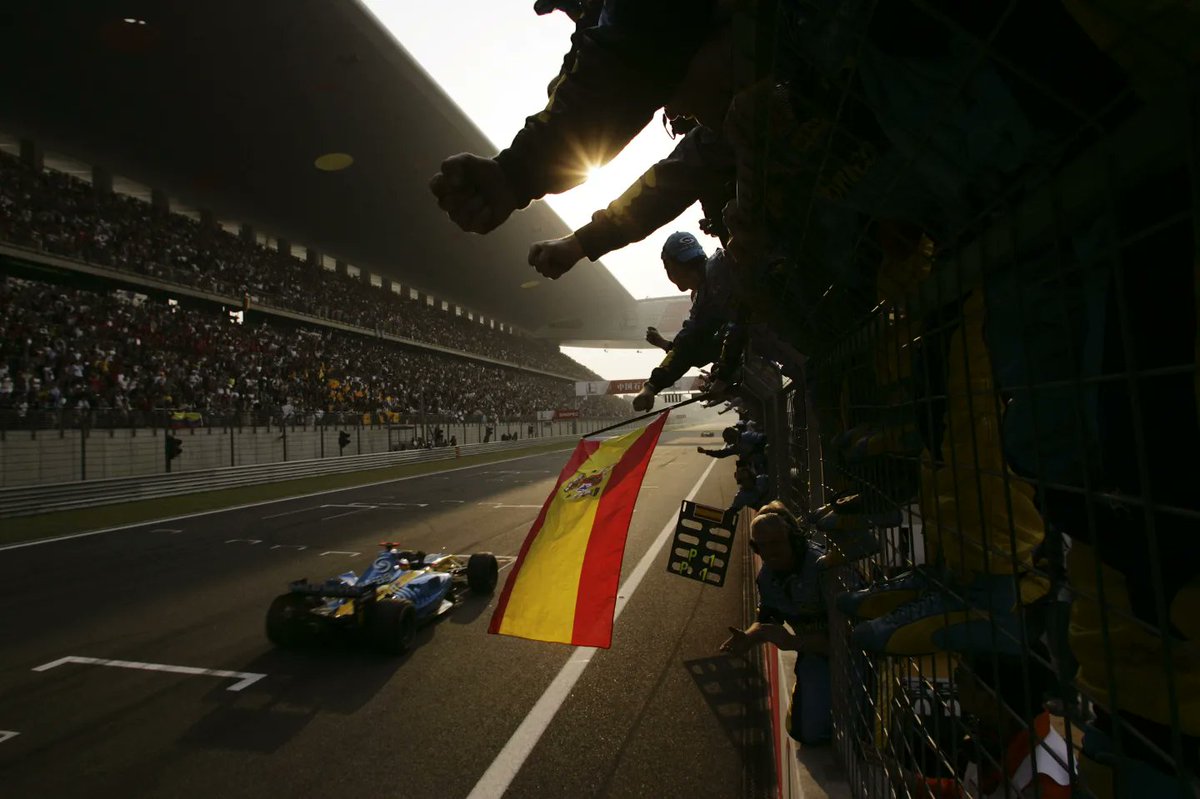 𝗖𝗛𝗜𝗡𝗔❟ 𝗪𝗘 𝗔𝗥𝗘 𝗕𝗔𝗖𝗞 🇨🇳 🥇 2005 🥇 2013 🤔 ¿Sabes cuántos trofeos del #ChineseGP tenemos en el Museo? @alo_oficial @AstonMartinF1