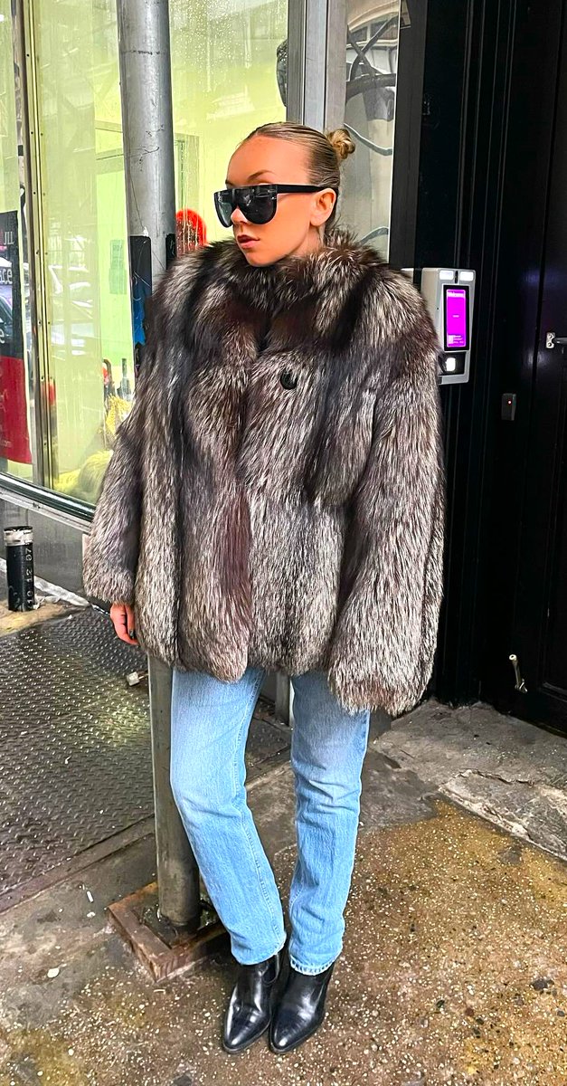 take a look at what you’re missing…📷
•
•
#fox #mobwife #nycfashion #fur #itgirl #ootd