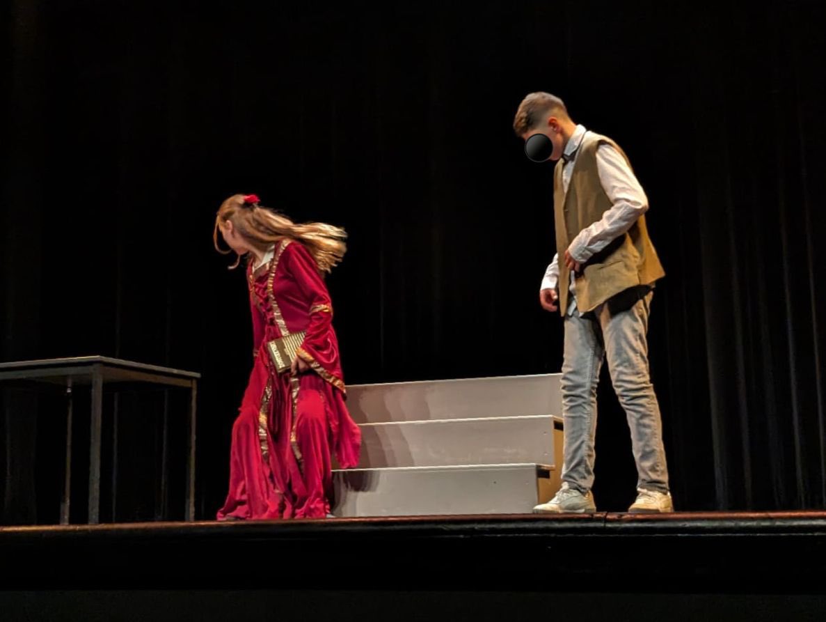 Deux soirées spectaculaires: les élèves des Classes à horaires aménagés théâtre du collège Le Grand Meaulnes sont fières d’avoir suscité tant d’émotion chez les nombreux spectateurs venus les voir jouer au Hublot ! <a href="/dsden18/">DSDEN du Cher - Académie d'Orléans-Tours</a> <a href="/departement_18/">Département du Cher</a> <a href="/ac_orleanstours/">Académie d'Orléans-Tours</a> <a href="/Bourges2028/">Bourges 2028</a>