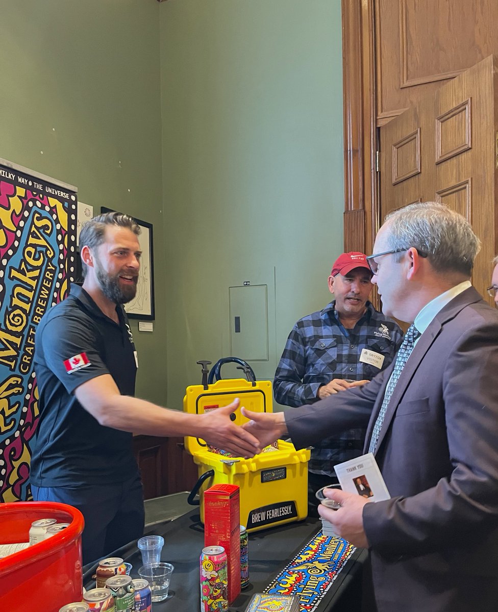 Ontario’s craft beer industry is a tale of remarkable growth. 🍻 That’s why I joined @ontcraftbrewers at Queen’s Park, to celebrate their 15th annual Craft Brewers event. Great to see breweries like Flying Monkeys Craft Brewery, who operate in #Barrie, succeed across #Ontario.