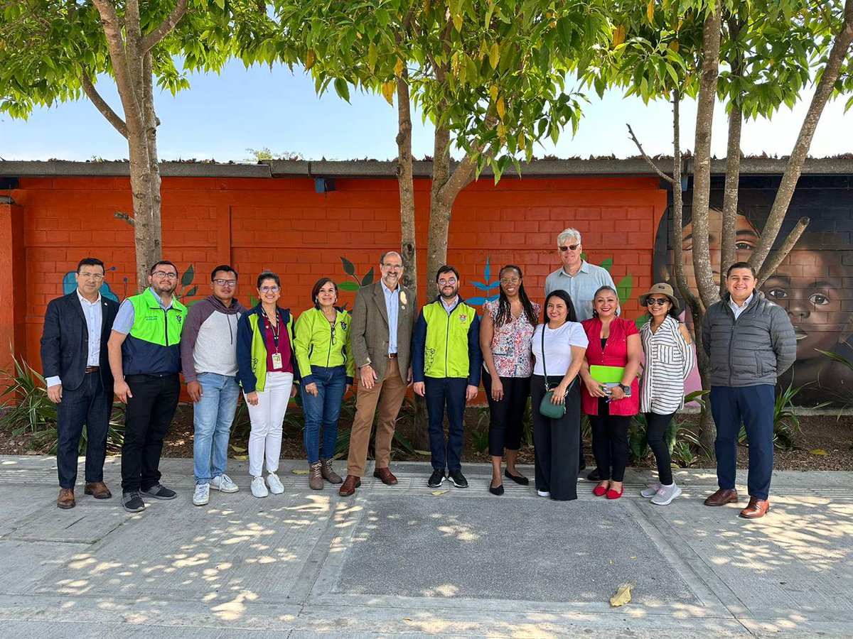 La Dra. Lesley Warner visitó 'La Chácara' junto con el equipo de @USAIDGuate y @muniguate. Enfatizó la importancia de la recuperación de espacios públicos para promover la convivencia pacífica mediante la cultura y el deporte en comunidades de alta criminalidad. #GeneraEsperanza