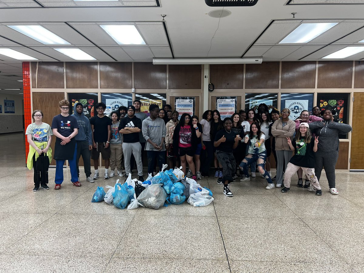 christywmoore's tweet photo. Chesapeake High School Honor Society members and the members of the softball team celebrated Earth Day a little early by cleaning the campus and collecting 40 bags of trash.  @ChesapeakeHS https://t.co/J3PDWU4rnE