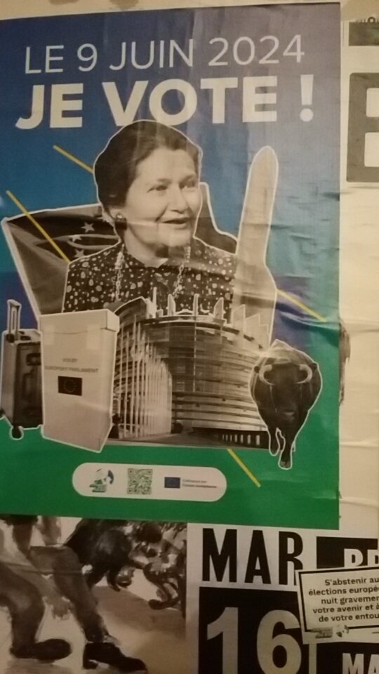 Je rentre à la maison et voilà que je vois la magnifique affiche d'@europepourdebon . Bravo les @JeunesEuropeens , @MouvEuropeen_Fr et @UEF_France ! ! Nous nous retrouvons à la marche pour l'Europe ! ! @HervMoritz