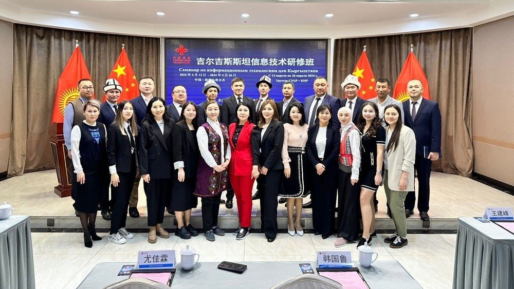 🇰🇬🇨🇳Kyrgyzstan sends 23 state employees to Urumqi, China for training program. Initiative supported by Chinese Embassy partnership. bilim.akipress.org/ru/news:2090555