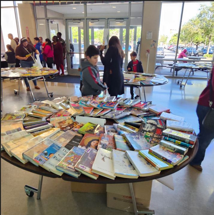 OlleLibrary's tweet photo. @OlleLibrary donated 9 boxes of books to support Alief Early College High School book fair. They were able to give away free books because of these donations from @Alief_Libraries. #BookBlessed #BookDonations @OlleMightyOwls https://t.co/0KbWdL6vV1