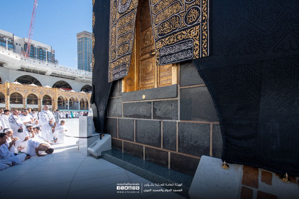 Simply beautiful! How lucky they are to be sitting right in front of the Kaaba!

Photo: @reasahalharmain