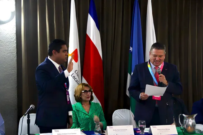 ❎¡Kelvin Cruz, nuevo presidente de la FLACMA!👏 El presidente de la @fedomurd y alcalde de #LaVega, @kelvincruzrd, fue juramentado como presidente de la Federación Latinoamericana de Ciudades y Municipios de América Latina (@FLACMA_), en una ceremonia desarrollada en