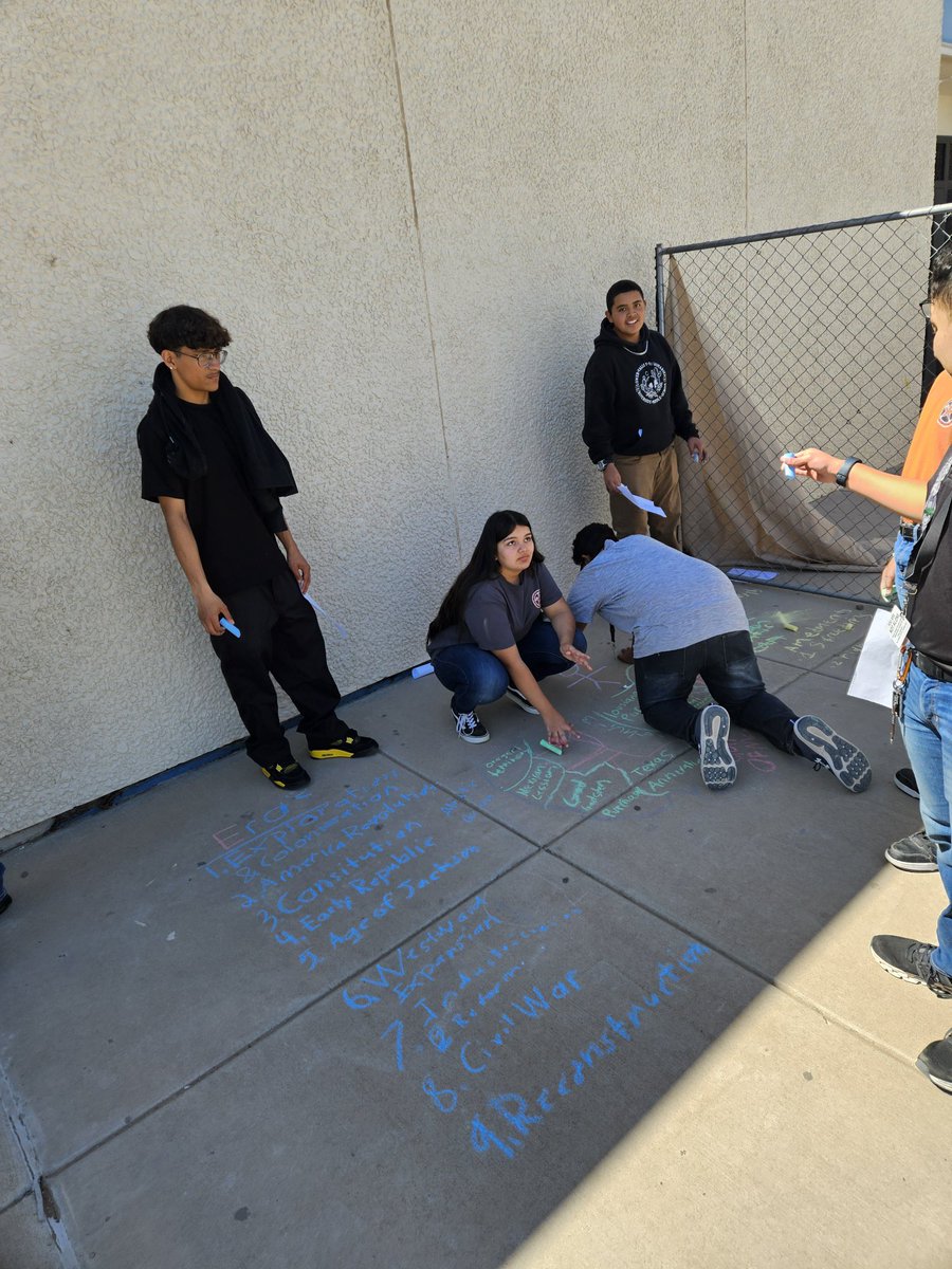 Yesterday our amazing 8th grade USH teachers did a Chalk it Up Review with students! 💙🧡 @FORtheValley_DM @mena_rosalie @DannyBustos14 @CarmenChavira16