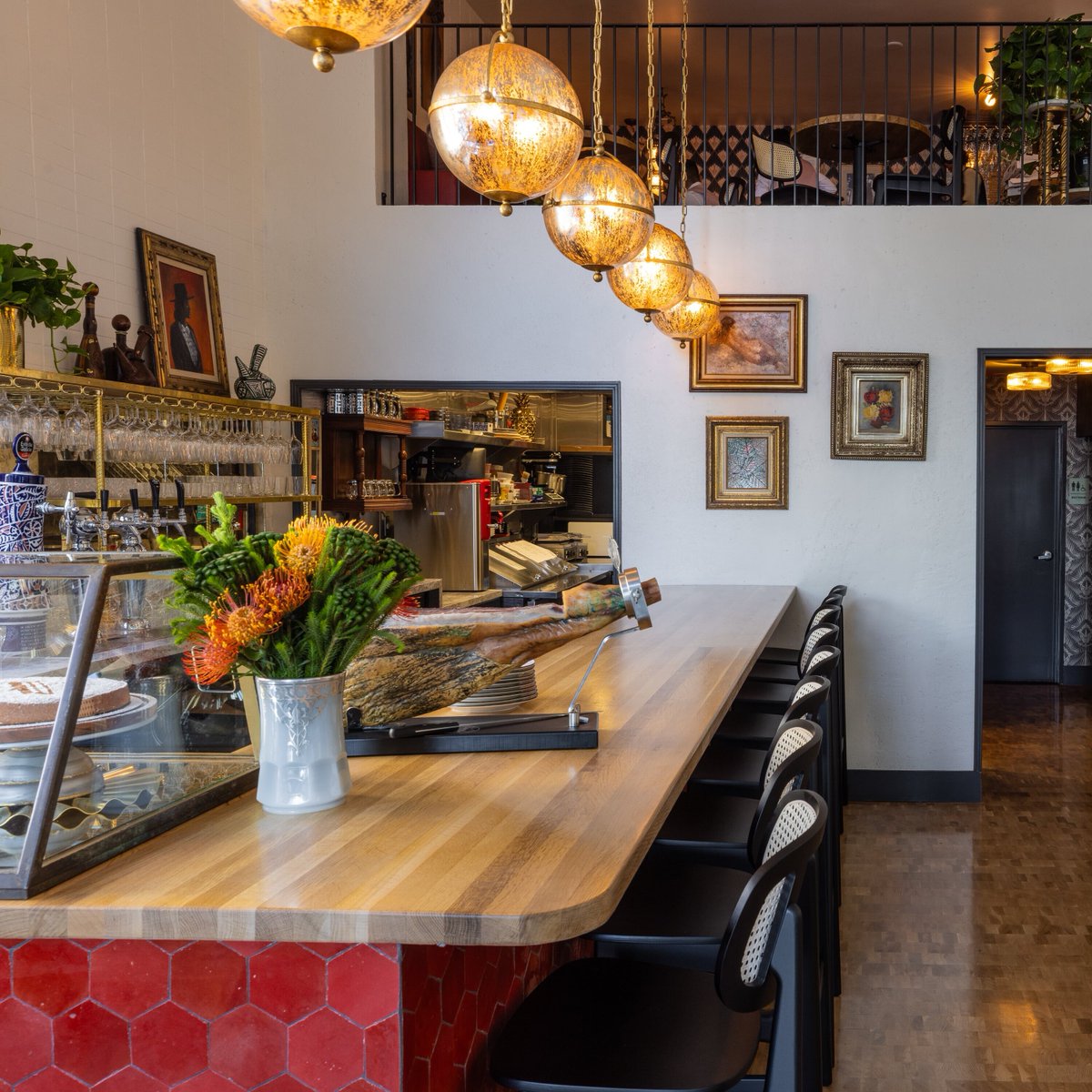 Relaxed but refined, Xuntos is a standout Santa Monica eatery celebrating Spanish cuisine and local produce, inspired by Chef Sandra Cordero’s memories from her family farm in Spain.☀️.🍅🌿 bit.ly/4aeqmWT Photos by Stan Lee #eatlocal #tapas #foodie #SantaMonica