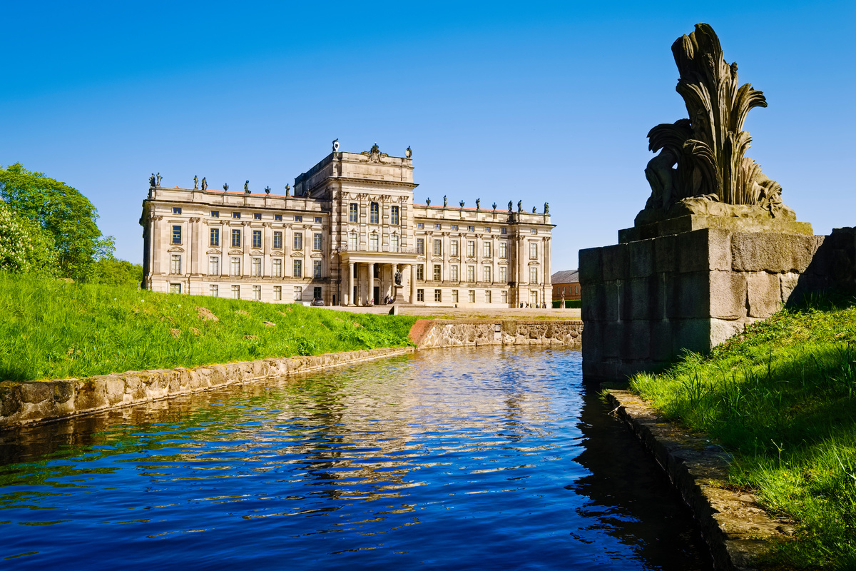 👑 Ludwigslust Palace welcomes its guests with the sound of cascading water. Immerse yourself in the history of the Dukes of Mecklenburg. A highlight is the Golden Hall, with gilded decorations on the walls and ceilings. A stroll through the baroque garden is an absolute must!