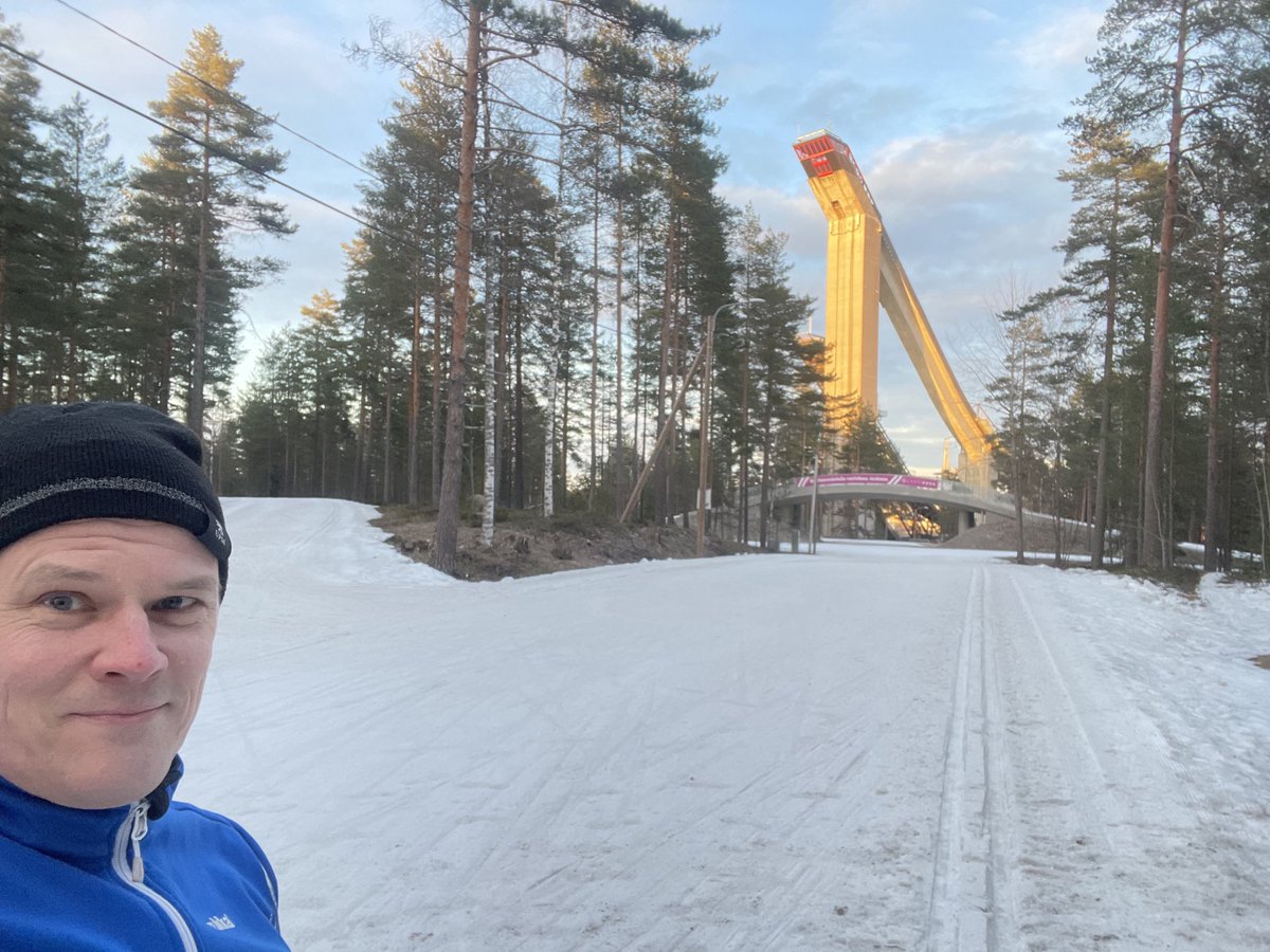 Vesijärvi kohta jäätön, mutta hiihtokausi vaan jatkuu. Tykkilumibaana loistavassa kunnossa!
Kiitos liikuntapalvelut ⁦@LahdenKaupunki⁩  #hiihto