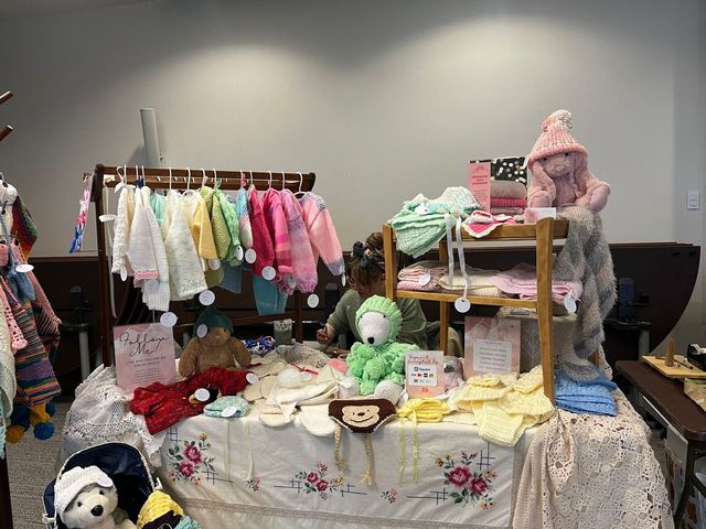 SmithBusiness's tweet photo. This week, #SmithMBA students organized a pop-up market on campus. They brought together 13 women-owned brands from #Kingston, celebrating the artistry and craftsmanship of these local entrepreneurs.
More: https://t.co/jMOYOuWDRs https://t.co/3IxfqKqjEH