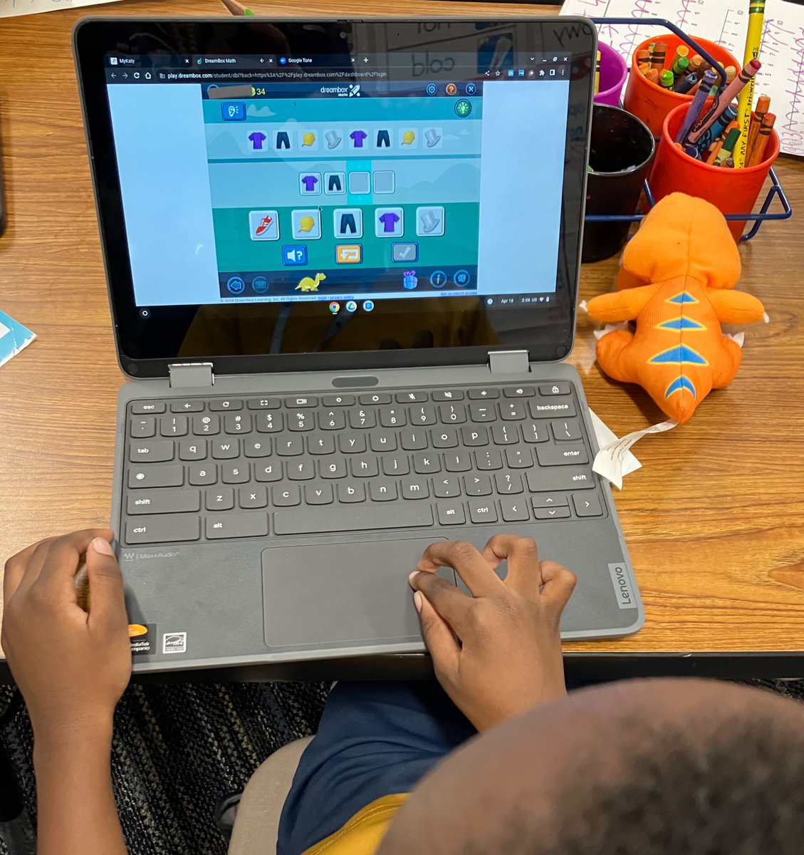 Mrs. Cecil’s kindergartners at @Golbowtweets practiced using Chromebooks today! These students were able to sign in all on their own🤩 #KISDelemtech