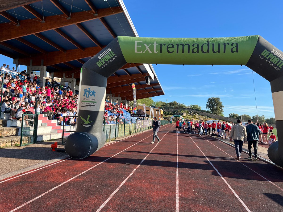 Cerca de un millar de estudiantes de Secundaria de Extremadura y de 🇪🇺Portugal han participado en las Olimpiadas Rayanas que han tenido lugar en Valencia de Alcántara. Info 👇euro-ace.eu/noticias/olimp… @poctep @Junta_Ex