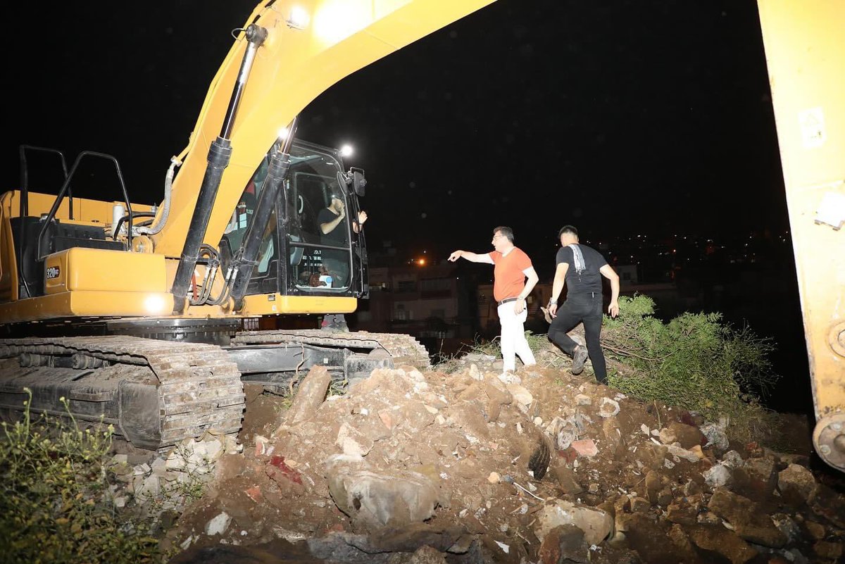 Başkan Kanal Temizledi Operatör DR Belediye başkanı Mehmet Dönmez İskenderun’un kanayan yarası olan feyezan kanalında çalışmaları yakından takip ederek çalışmalara kendisi de katıldı başkan Mehmet Dönmez şehrin ayağa kalkması için hepimizin durmadan çalışması gerekiyor dedi