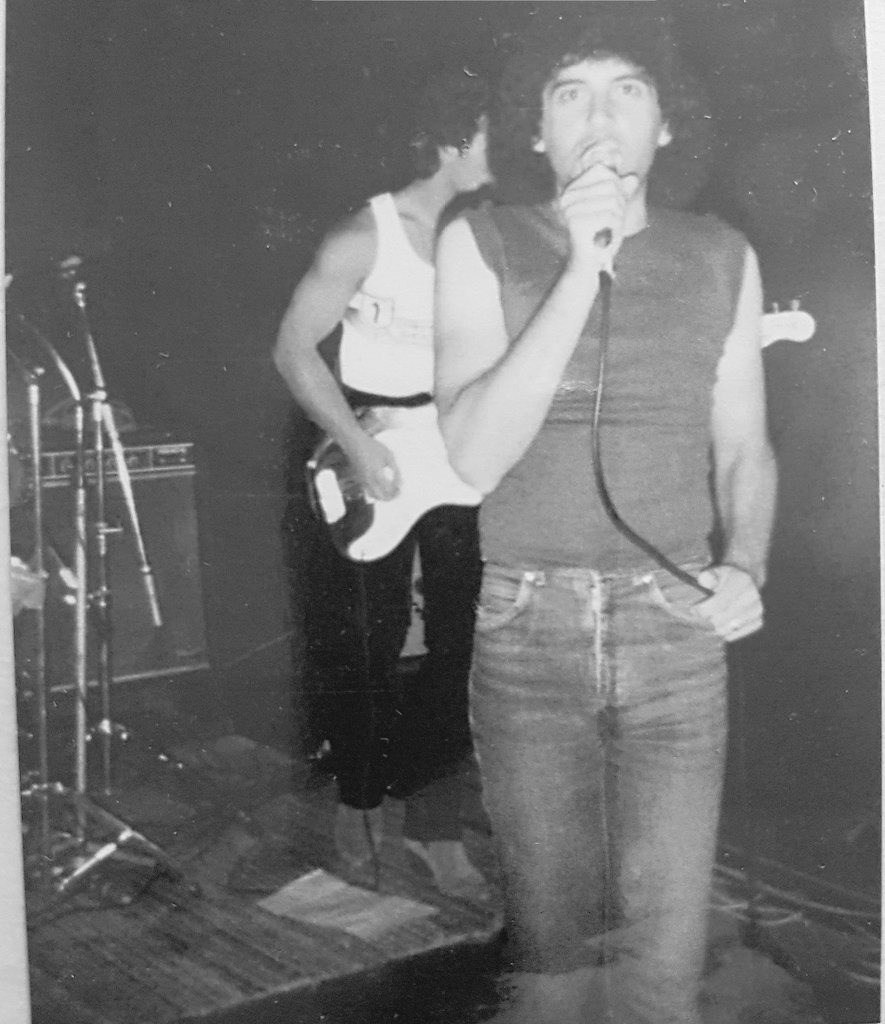 georgeginis's tweet photo. #throwback
1983
#firstoffence
Somewhere in Melbourne OZ.
I Moved to Melbourne in 1982 Strongly Influenced By The Beatles & OZ Bands Like ACDC Skyhooks Daddy Cool (@rosswilsonmusic )
I Auditioned For Various Bands And I Was Up Against People Like Dave Evans Ex ACDC Rabbit etc https://t.co/A5ubcqgq7N