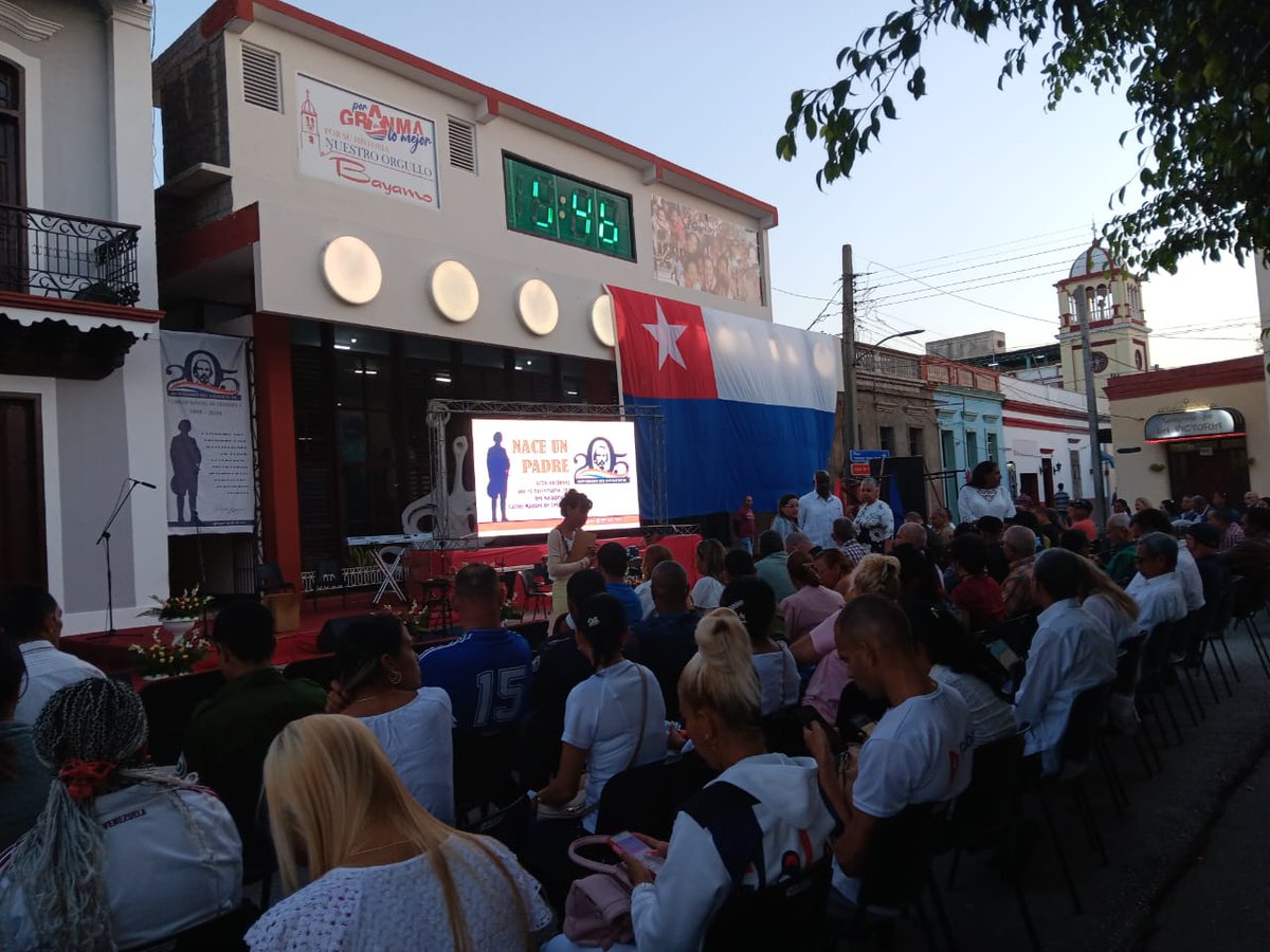 Entre canto y baile llegó el digno homenaje al Padre de la Patria desde #Bayamo.
#CespedesImpetuYGrandeza