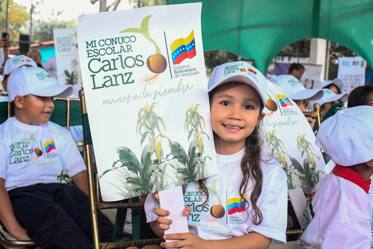 ¡Bajo la lluvia bendita! Con la alegría y el amor que nos caracteriza, desde el municipio Naguanagua, estado Carabobo, junto al semillero de la Patria realizamos el lanzamiento del Plan Nacional Mi Conuco Escolar: Carlos Lanz. @NicolasMaduro @jhoagaby