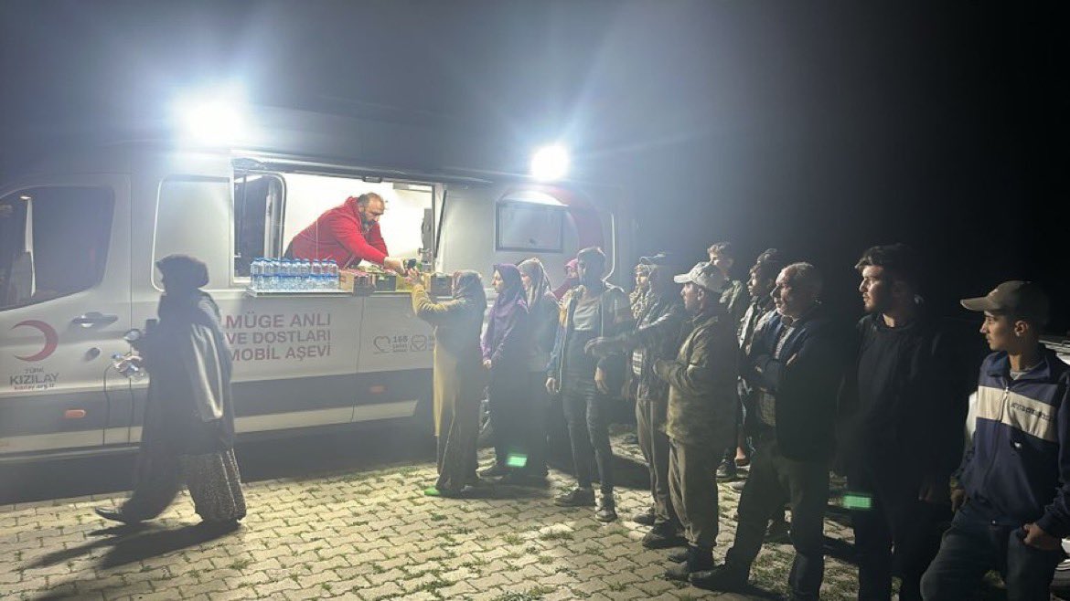 🚨Kızılay #deprem sebebiyle Tokat’da geceyi dışarıda geçirecek vatandaşlar için mobil aşevi kurdu.