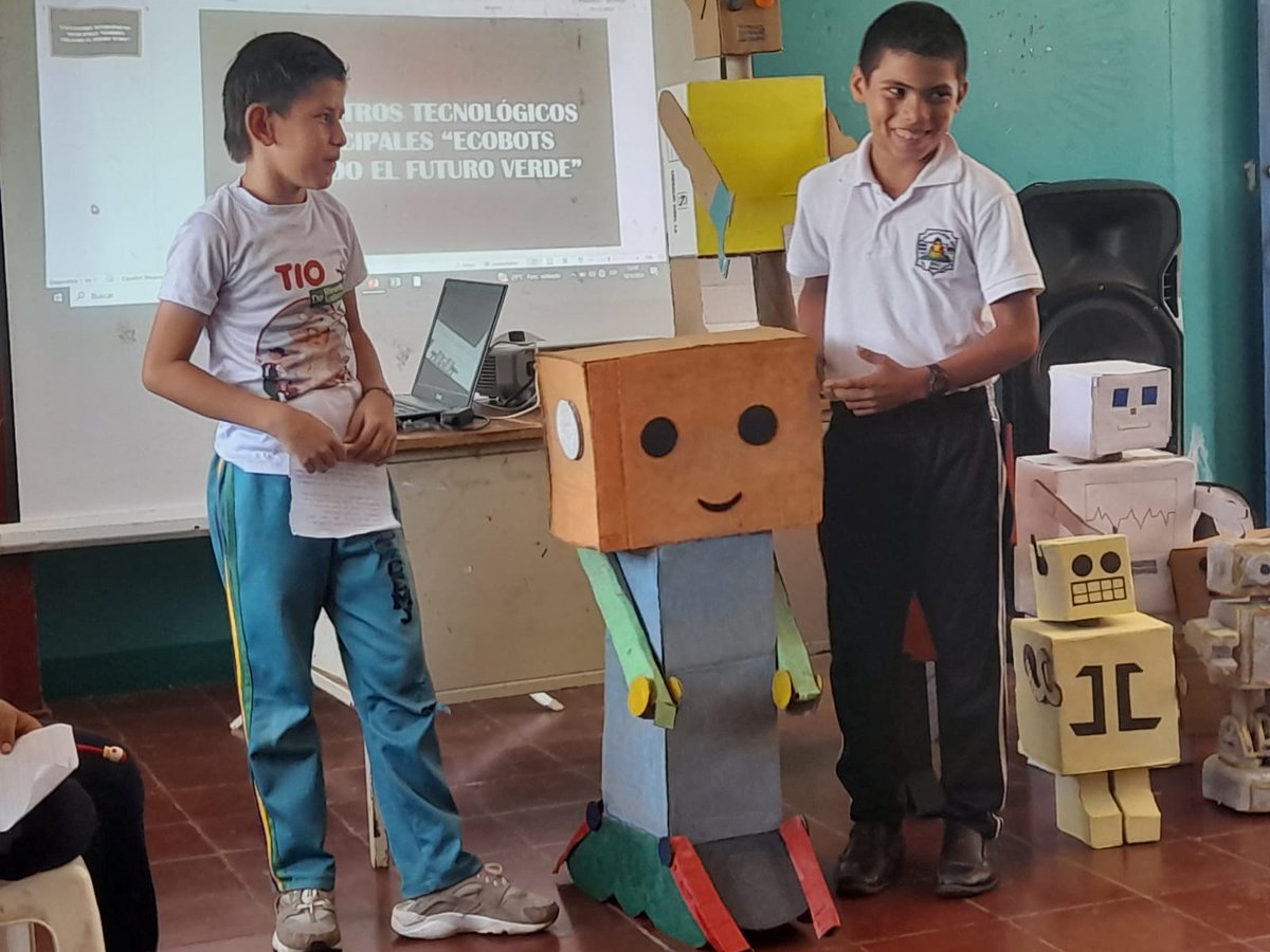 Estudiantes de los Centros Educativos de Primaria Regular en 5 y 6 grado realizan la actividad “EcoBots Creando el futuro verde” con material del medio de los municipios de Comalapa y El Coral. #AClasesVidayEsperanza <a href="/minednicaragua/">Ministerio de Educación Nicaragua</a>  <a href="/MendyArauzS/">Mendy Arauz Silva</a>