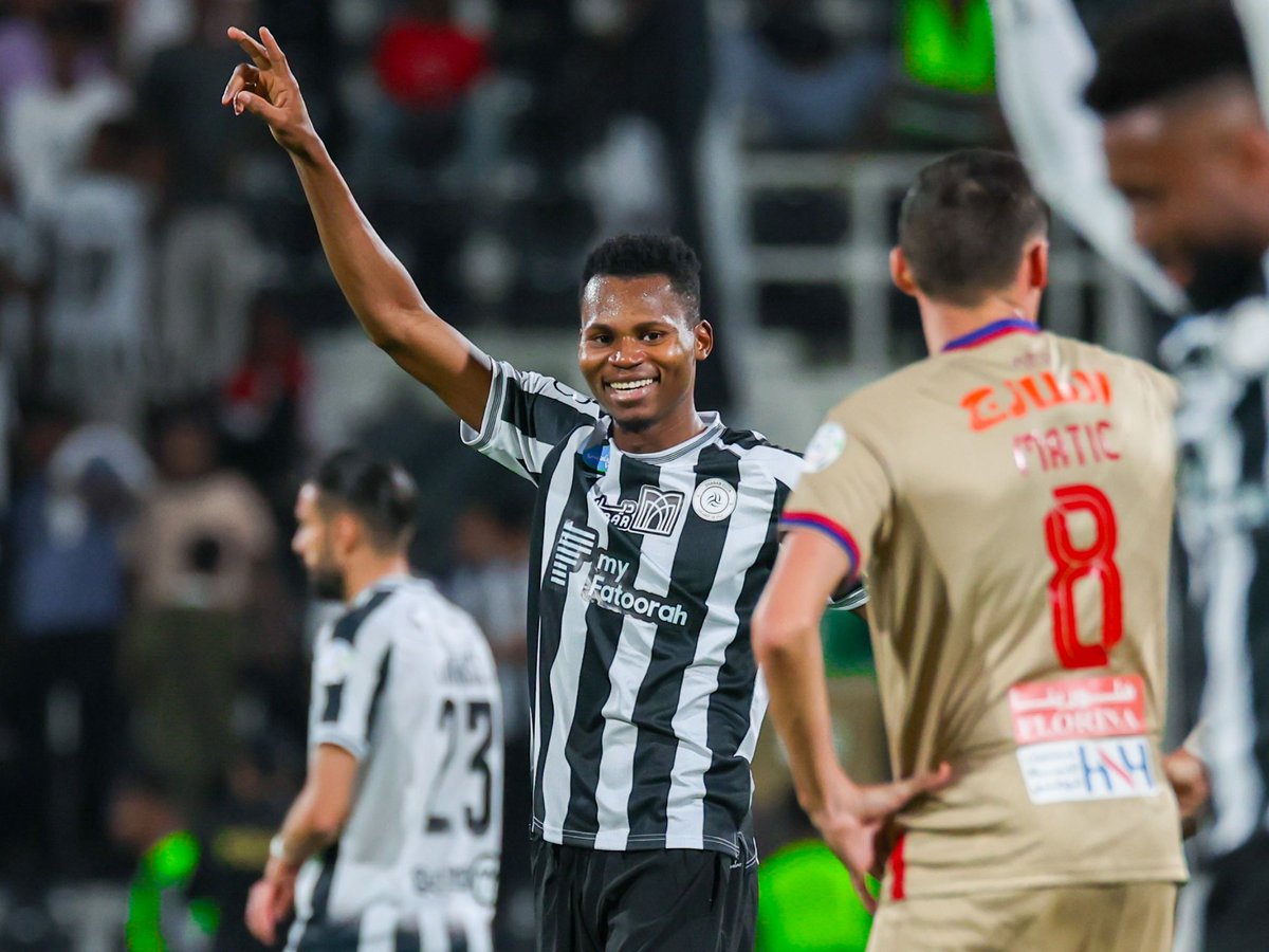 🚨 Por el inicio de la fecha 28 de la #RoshnSaudiLeague 

Al-Taawoun  1-1  Khaleej
Al-Fateh  3-1  Al-Raed
Al-Shabab  5-0  Abha

Dura derrota para el Abha de Pitso Mosimane 🇿🇦, que solo está un punto por encima de los puestos de descenso