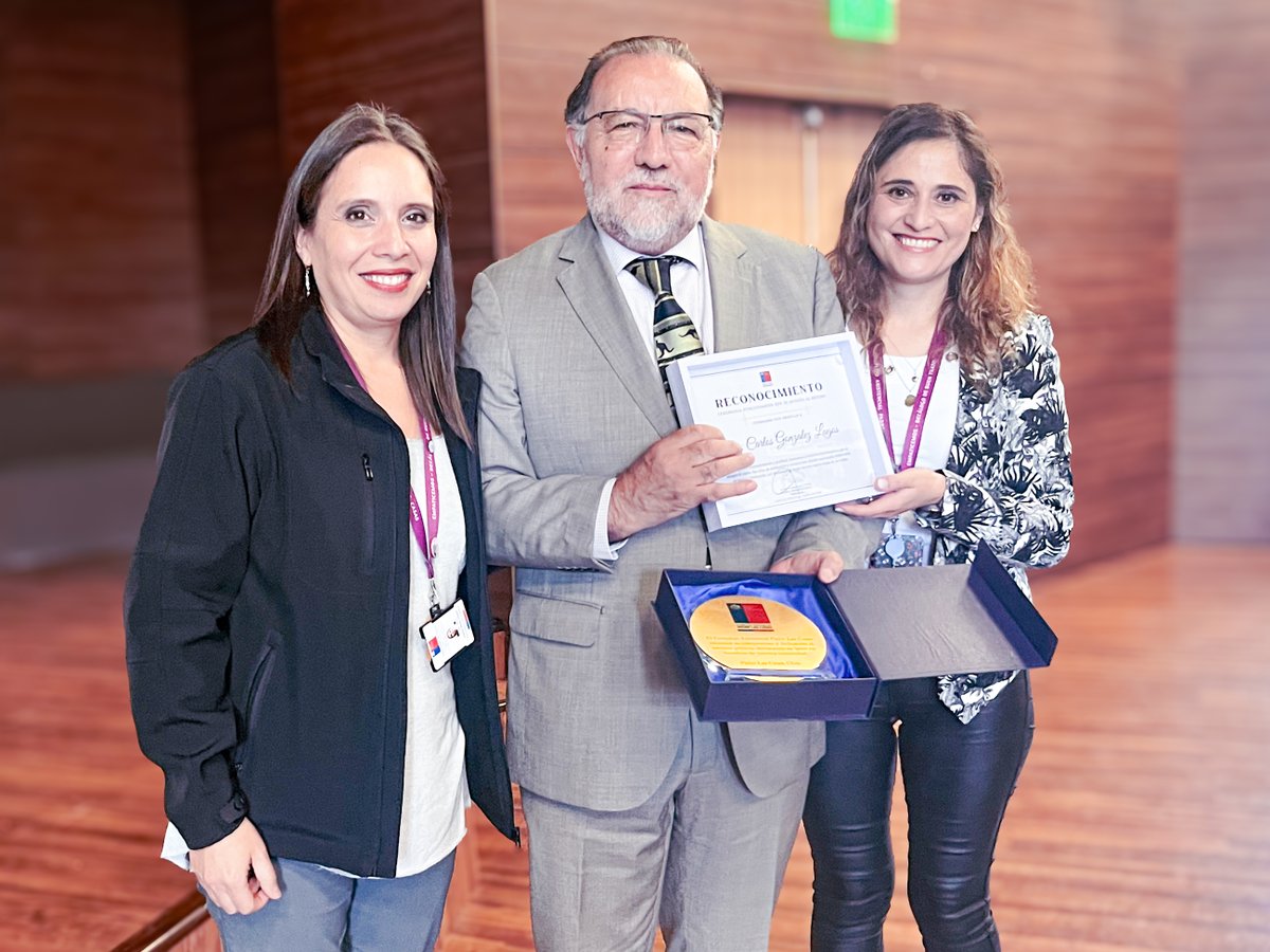 CAsistencialPLC's tweet photo. 🩺 Hoy rendimos homenaje a cuatro destacados médicos que se acogen a retiro en nuestro #CAPLC.
🏥 En la ceremonia, destacamos las contribuciones de Dra. Marta Garcés, Dr. Carlos Staforelli, Dra. Karin Berkhoff y Dr. Carlos González, cuyas carreras han dejado un gran legado. https://t.co/pu2DQwk4r9