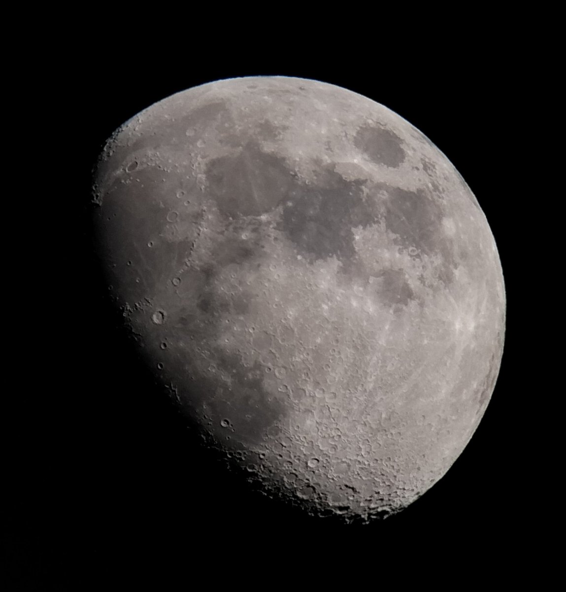 La lluna d'avui, presidint un firmament netejat per la tramuntana.