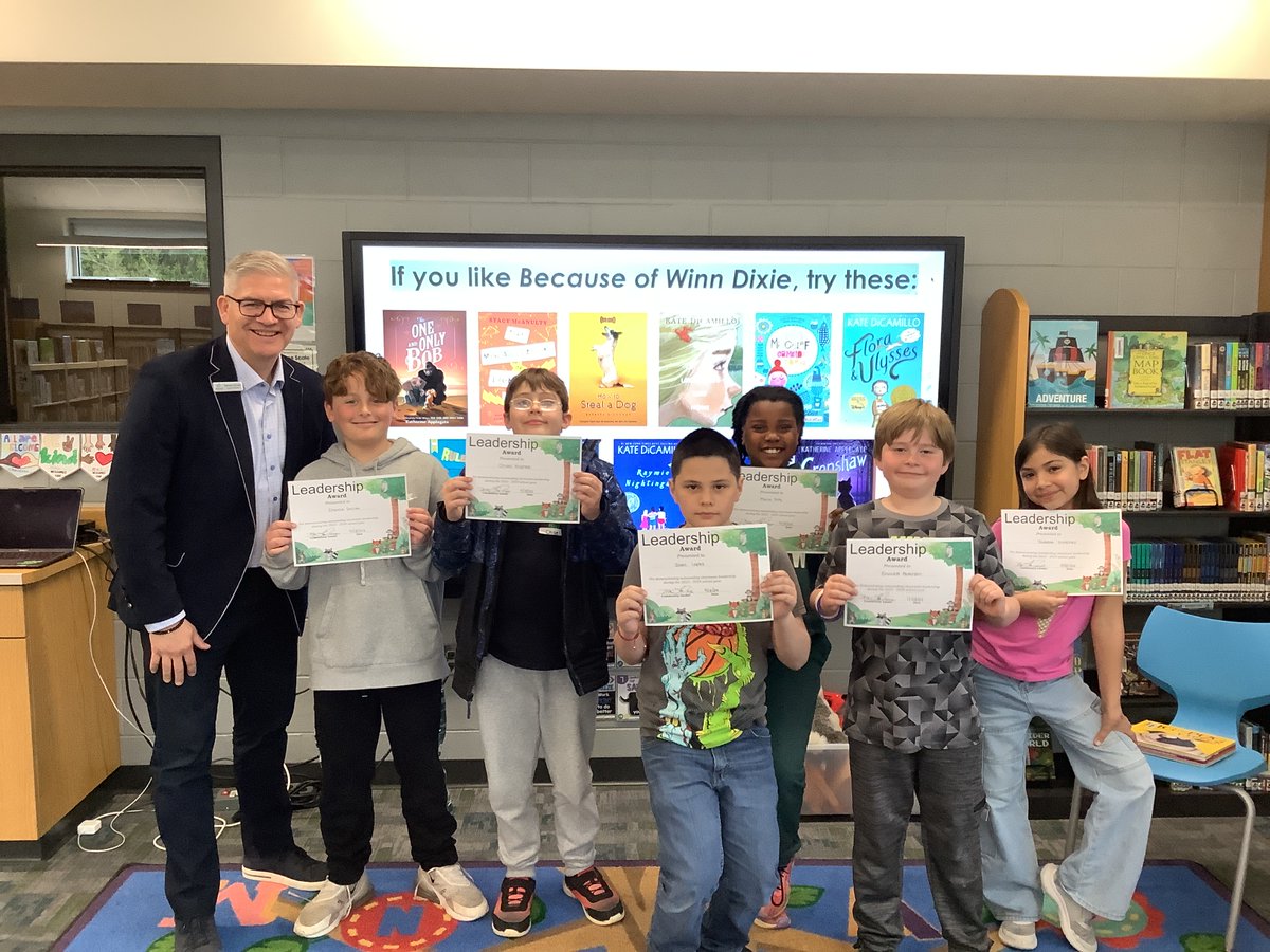 Ss enjoying a special lunch with our amazing administrator <a href="/DLHSSD1/">Damian M LaCroix</a> Thanks for taking time out of your day to meet with our monthly leaders. <a href="/HSSD/">Howard-Suamico Schools</a> <a href="/howard_huskies/">Howard Huskies</a>