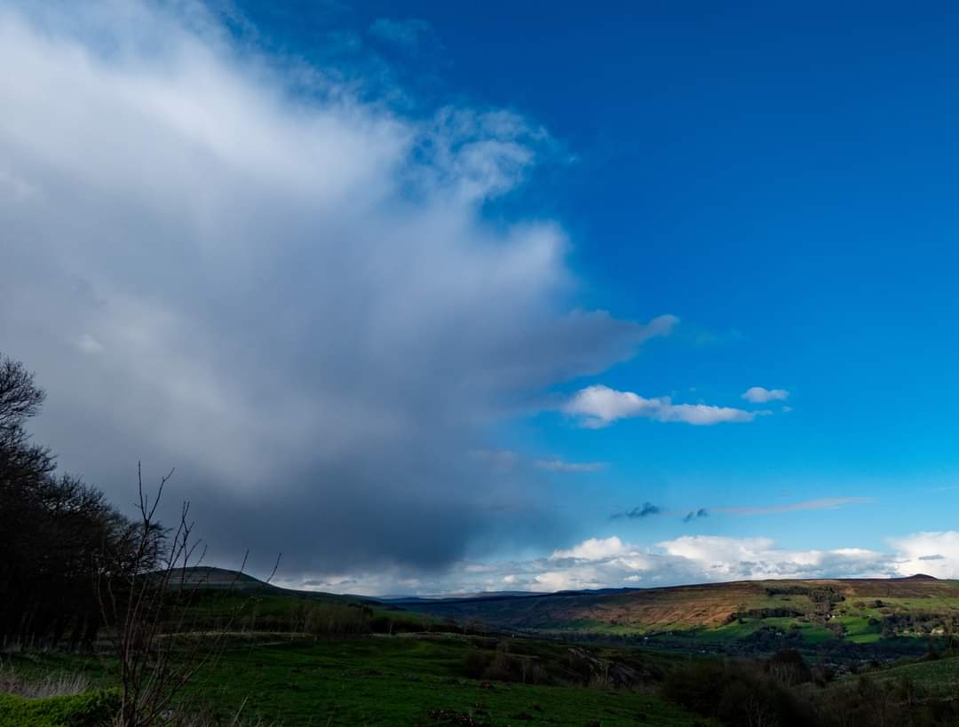 thepdviking's tweet image. Some stunning skies on yesterday's post work walk. Grit seeing the showers pass over the valley #PeakDistrict #hopevalley