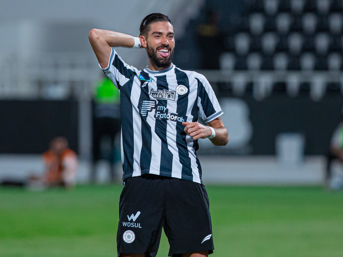 مازلت غير قادر على فهم كيف أخرج الشباب هذا الرجل من داخل ضواحي مدريد القديمة، كيف عبر بها مطار مدريد الدولي دون أن تستشعر أجهزة الجمارك أنه يخبيء في داخله كل هذا السحر .. بدا كما لو أن الشباب ترك اللوحة في متحف برادو تحت حراسة مشددة دون أن ينتبه أحد أنه سرق الفنان بأكمله ..