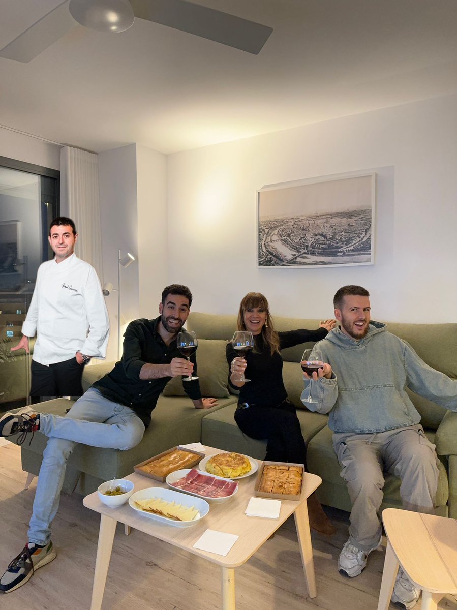 nelo_gomez's tweet photo. Quin orgull! @RicardCamarena ha vingut a ma casa a vore #TupperClub amb @ClaraCastello_ i @cabrafotuda. 0% Photoshop, tot real... Real food ara mateixa en @apunt_media https://t.co/HRjEVbr1x0