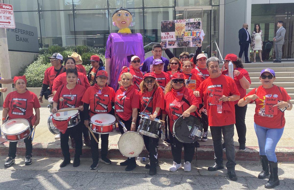 ¡Gracias a la banda de USWW por darnos la energía para tomar las calles! 🧹✊🏿✊🏽✊🏻 #justiceforjanitors