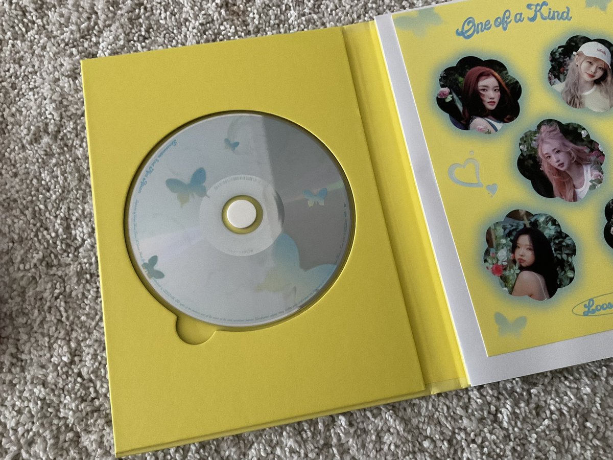 ik theres a lot of discourse surrounding the loossemble ooak albums BUT I JUST WANNA SAY THE CDS ARE SAURRRR CUTE i love the design for them