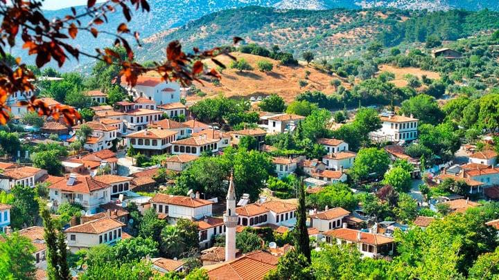 Aşk ile gelen erenler, içer ağıyı nuş eder,
Taptuğa çıkmayan çaylar, deniz ile savaş eder.

Biz bu yoldan üşenmedik, erenlerden usanmadık,
Kimseyi yavuz sanmadık, her ne eder kolmaş eder.

Kolmaşa verdik sözünü, söz ile döğdük yüzünü,
Yaban canavarı gibi, bilinler ondan şeş eder.