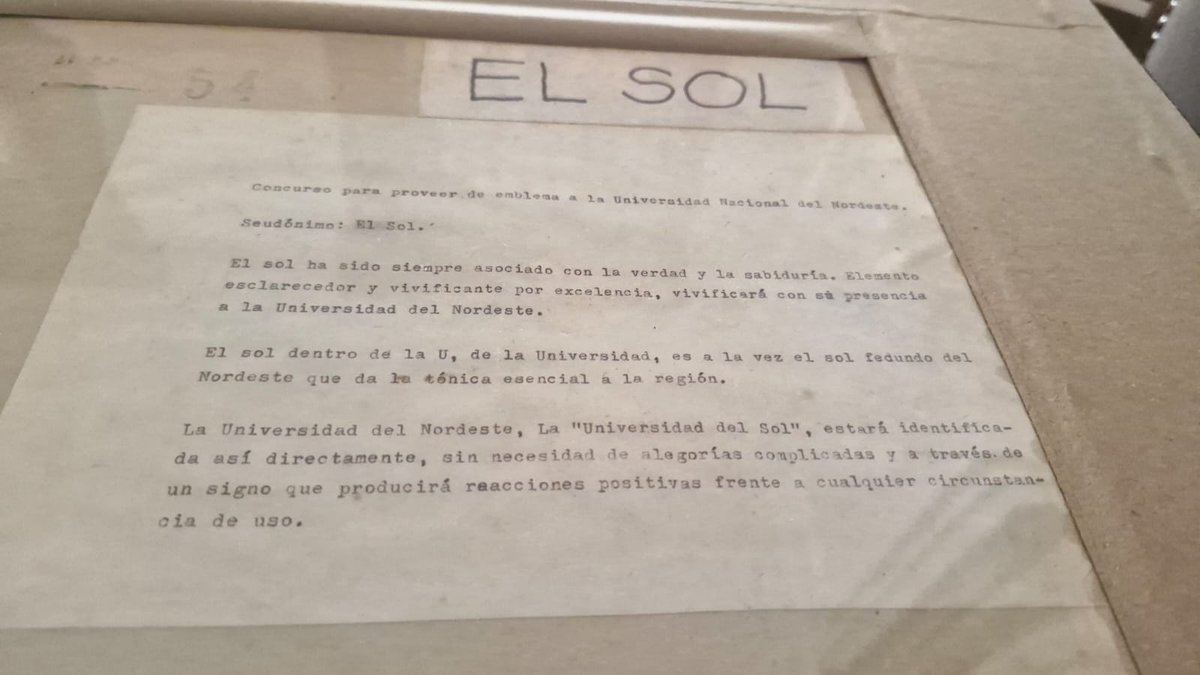 unneargentina's tweet photo. Hola Pablo, este es el original que se ganó el concurso, hoy se encuentra en el despacho del rector @OmarLarrozaOk La fundamentación está escrita atrás del cuadro y, sobre su creador, fue Carlos Fracchia, pionero del diseño de marcas en la Argentina y miembro del grupo Onda. https://t.co/wNlwUM6TZo