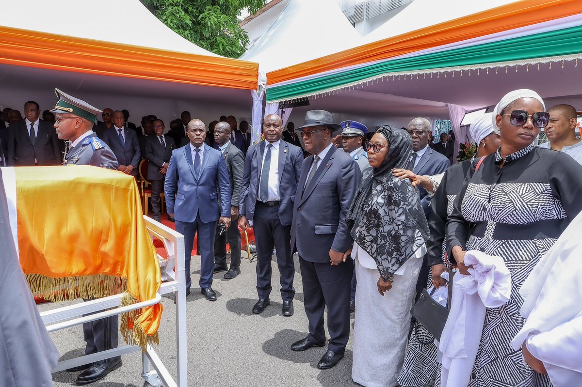 Hommage de la Nation, ce jeudi, au Président du Conseil Supérieur de la Magistrature, feu Koné Mamadou, brillant magistrat et grand serviteur de l’Etat. Que son âme repose en paix !