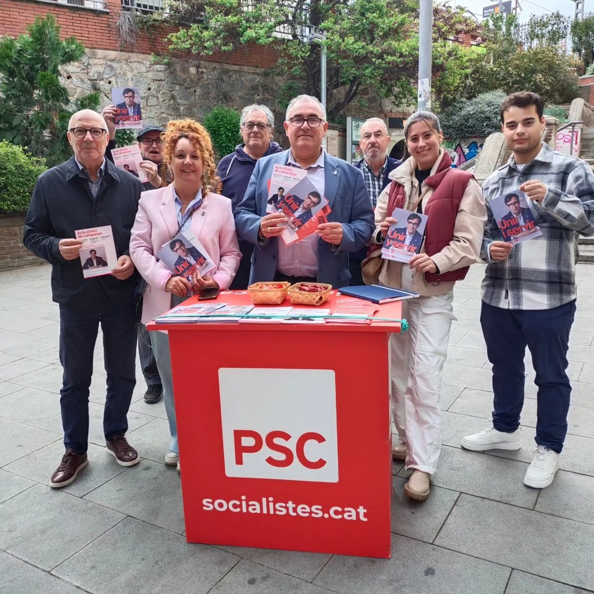 PSCMontcada's tweet photo. 🌹Taula dels @socialistes_cat de #Montcadaireixac a Bogatell amb Domenec Fins al costat de l'estació de Montcada i Reixac - Manresa aquesta tarda.

🗣️El Primer Secretari i Alcalde @BartolomeEgea "Catalunya vol passar pàgina. La millor persona per liderar és Salvador Illa"

#PSC https://t.co/tIBZIuWUNM