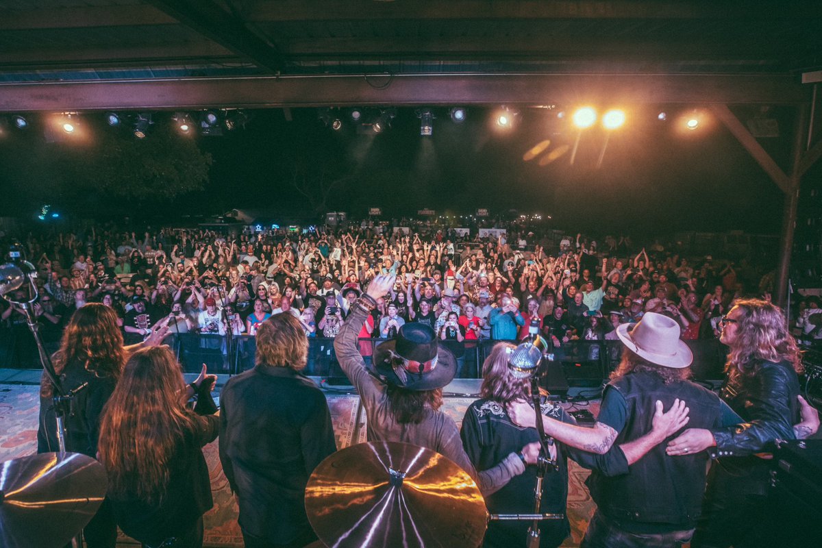 Friday, April 26th! @blackberrysmoke returns to @Floores on their Be Right Here Tour with special guest @MrDuaneBetts ! Get tickets here: bit.ly/3QwNasf