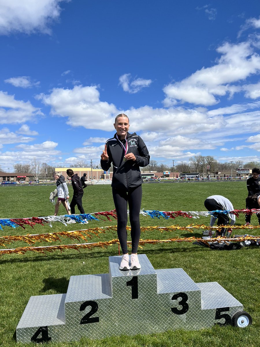 Norfolk Invite: Pole vault medalists McKenna Kleppinger 🥇 Brittney Thompson 6th