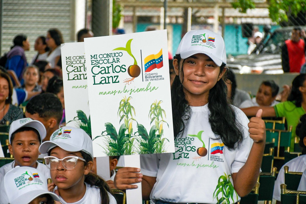 ¡Avanza el Plan Nacional Mi Conuco Escolar Carlos Lanz! Desde la E.B.B. Batalla de Bomboná, en Carabobo, juramentamos a 19 203 brigadas escolares que trabajarán activamente en los espacios socioproductivos de las instituciones educativas del país. #BloqueoCero @NicolasMaduro