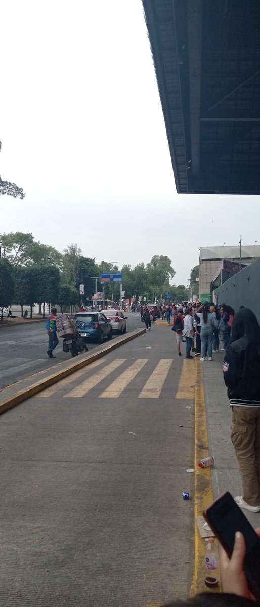 nancyrob's tweet photo. @alonandlou Se cierran las calles por negativa de venta y preferencia a revendedores https://t.co/pPRNbLAM0R