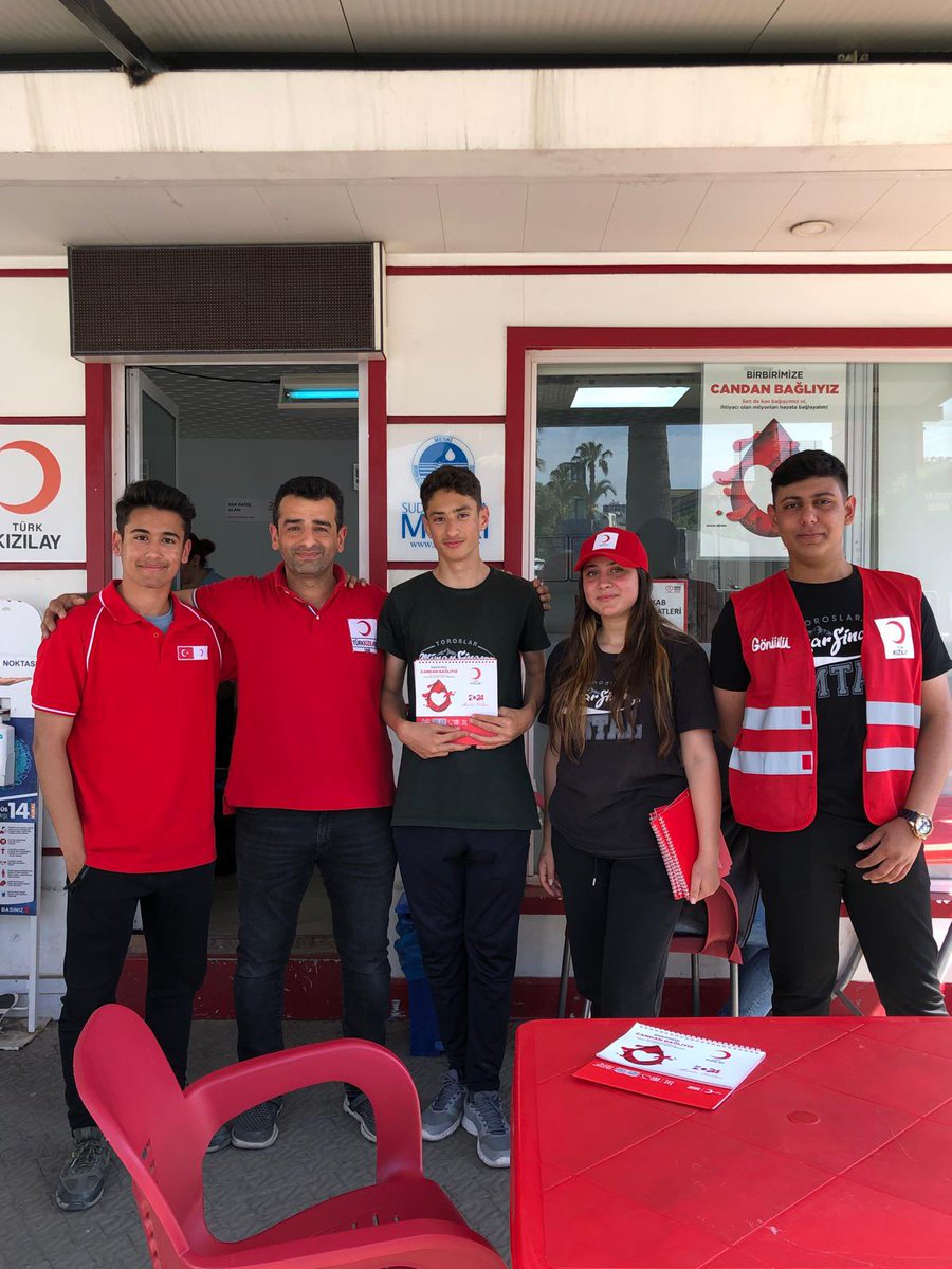 Toroslar Mimar Sinan Mesleki ve Teknik Anadolu lisesi öğrencileri ile sorumluluk projesi kapsamında Forum Kızılay Kan Merkezi önünde vatandaşlarımızı kan vermeye davet ederek broşür dağıtımı yaptık. Verdikleri destekten dolayı okulumuz ve öğrencilerimize teşekkür ederiz.