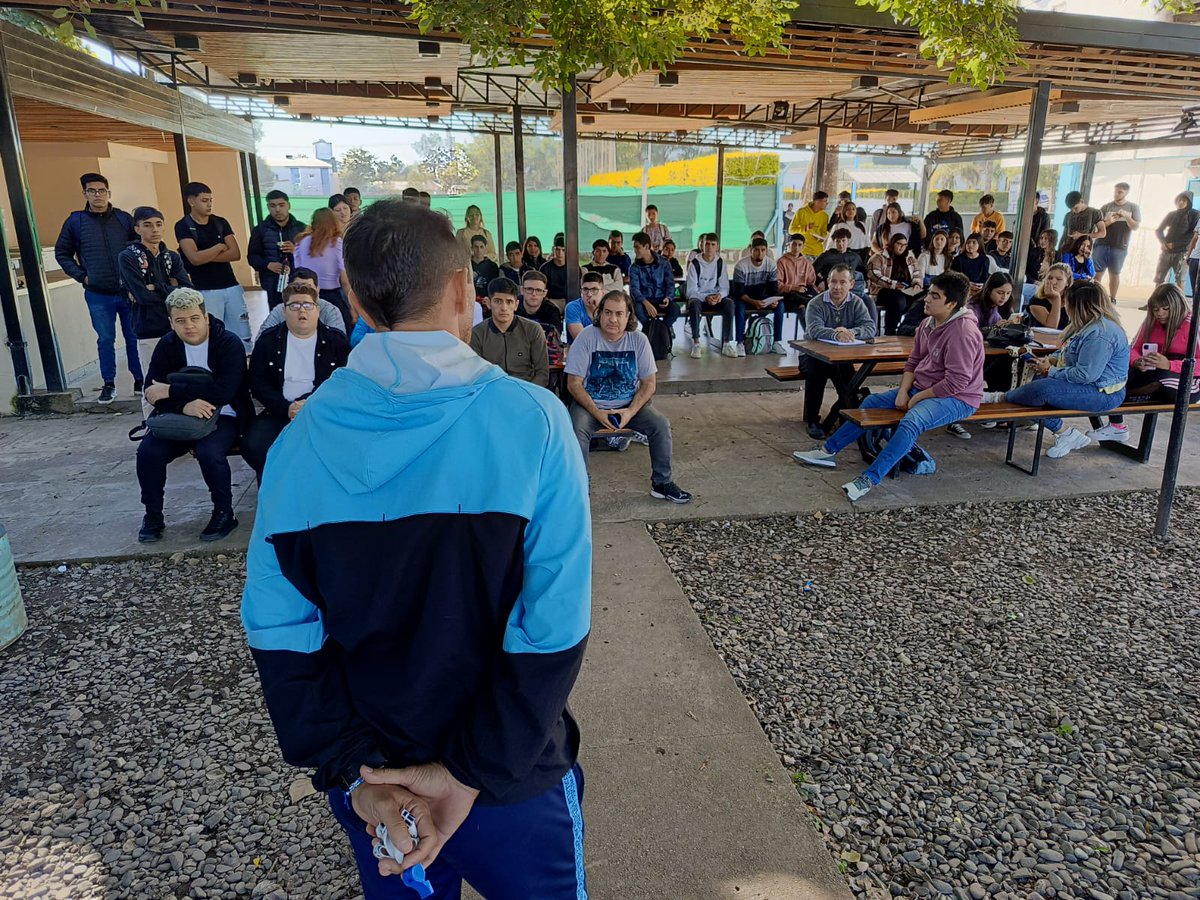 ATOficial's tweet photo. 📚 Alumnos de primer año de la carrera de Periodismo Deportivo del Instituto Red Millenium visitaron el complejo José Salmoiraghi

🎤 Mantuvieron una charla con el DT del equipo de Reserva, Diego Barrado, y con el coordinador de Reserva, Cuarta, Quinta, Sexta y Liga Tucumana, Carlos Araujo.

⚽ También asistieron a los partidos de Pre AFA que nuestros juveniles disputaron frente a Estudiantes de Río Cuarto. 

🤝 Desde el Club Atlético Tucumán agradecemos por su visita y les deseamos el mayor de los éxitos en su formación académica y posterior desempeño laboral en esta profesión.