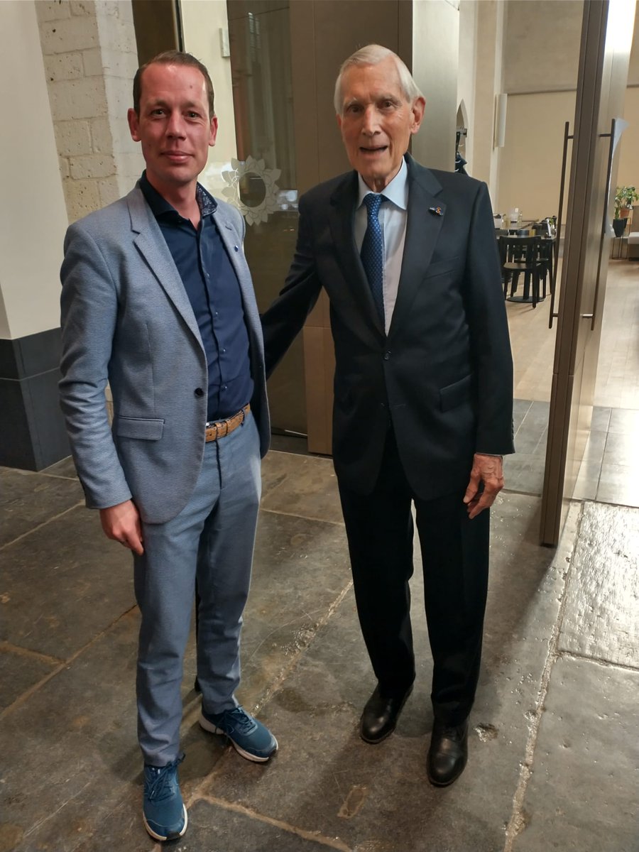 Vrede van Nijmegen Penning werd vandaag uitgereikt aan <a href="/bellingcat/">Bellingcat</a> in <a href="/Stevenskerk/">Stevenskerk Nijmegen</a>. Mede mogelijk gemaakt door <a href="/Radboud_Uni/">Radboud University</a> <a href="/NXP/">NXP</a> <a href="/gem_Nijmegen/">Gemeente Nijmegen</a>. Terecht hart onder de riem voor onderzoeksjournalistiek en waarheidsvinding. Hier op de foto met Ben Bot. Vm. minister BuZa en diplomaat