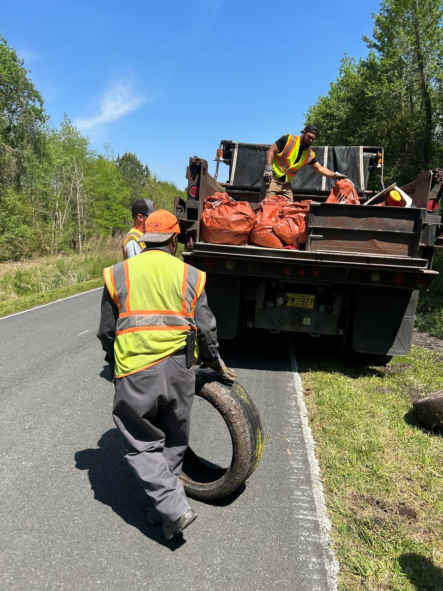 Our crews are working tire-lessly to keep our roadsides looking beautiful. Lend them a hand by participating in the Spring #LitterSweepNC this weekend! 📍 Craven County