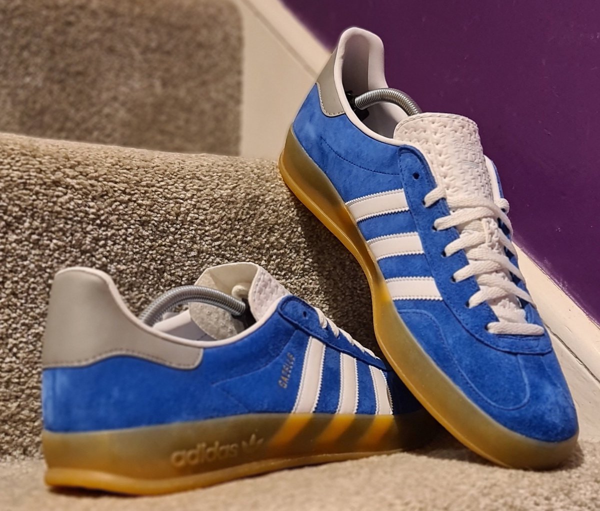 Well chuffed to find this new deadstock pair, delivered today. 

💙 Have a look at these 2014 Gazelle Indoor  👀❤️👀

I know you can still get bluebird suede Indoor, but not this mix and not this all white tongue 💥🤍💥

@adidasoriginals 
@adiFamily_ 
#Gazelle 
#ShareYourStripes