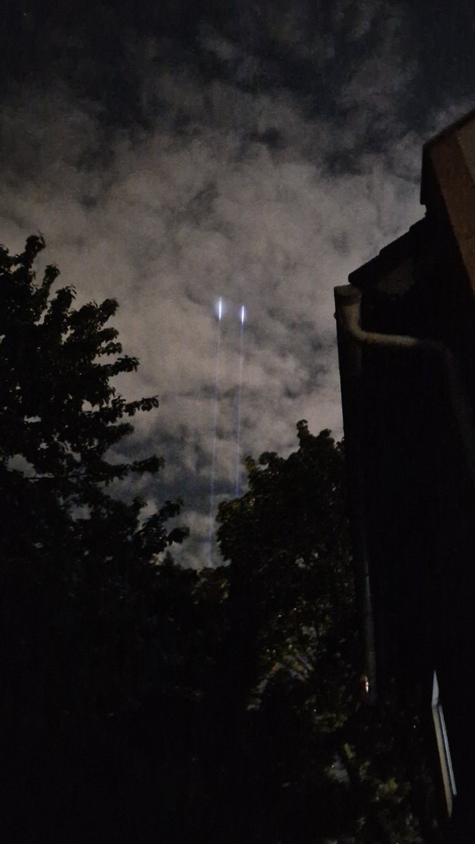Anyone know what just flew over #Vienna #UFO ?