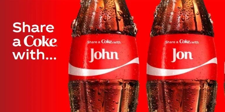 قصة تسويقية 🦊🌟

في عام 2013، أطلقت شركة Coca-Cola حملة تسويقية مذهلة بعنوان 'شارك السعادة' (Share a Coke). تميزت الحملة بوضع أسماء الأشخاص الشائعة على عبوات المشروبات بدلاً من علامة Coca-Cola التقليدية