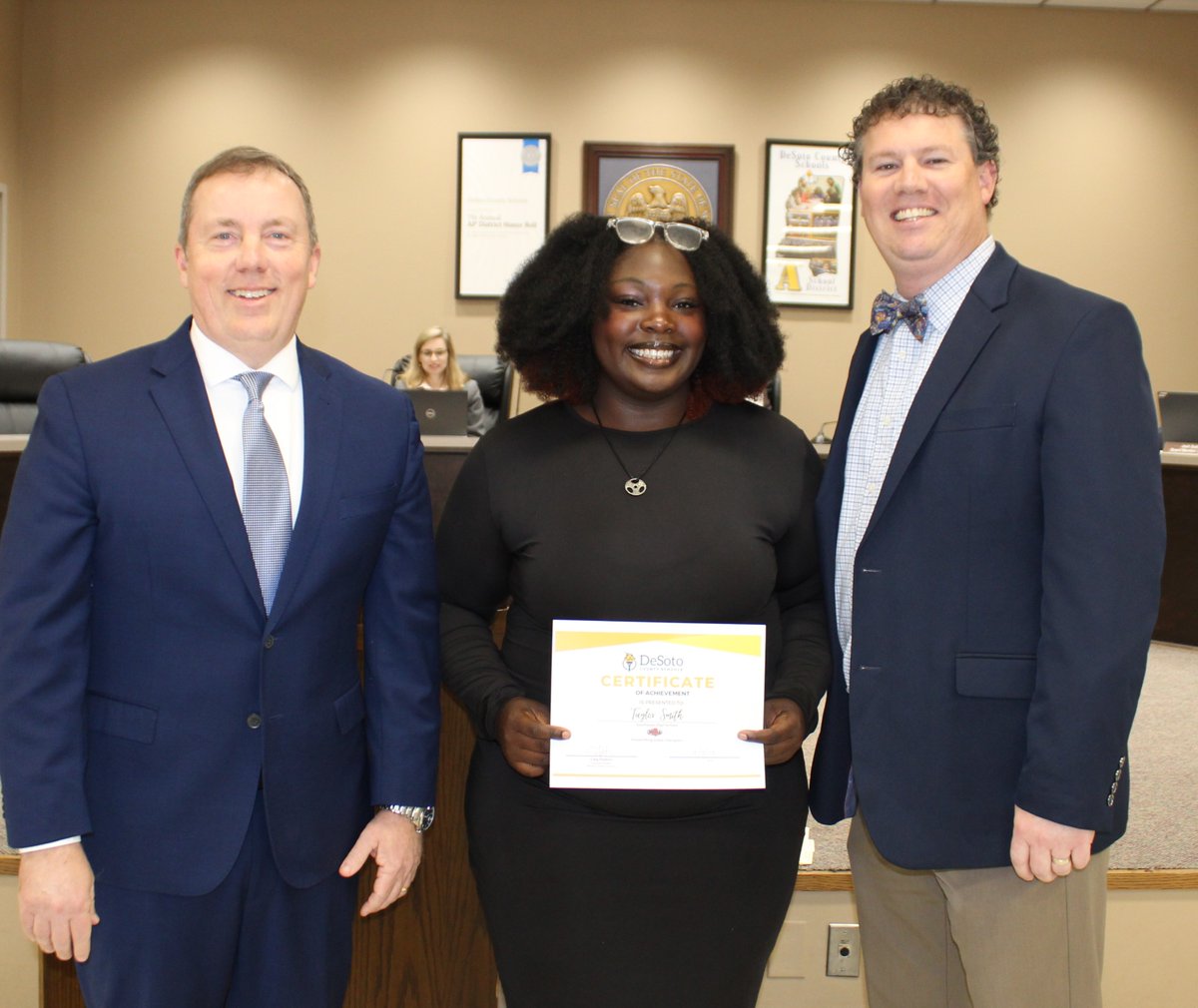 Congratulations to @SouthavenHigh's Individual Powerlifting State Champion, Taylor Smith who is pictured with Supt. Cory Uselton & SHS Principal Adam Sikes. #TeamDCS