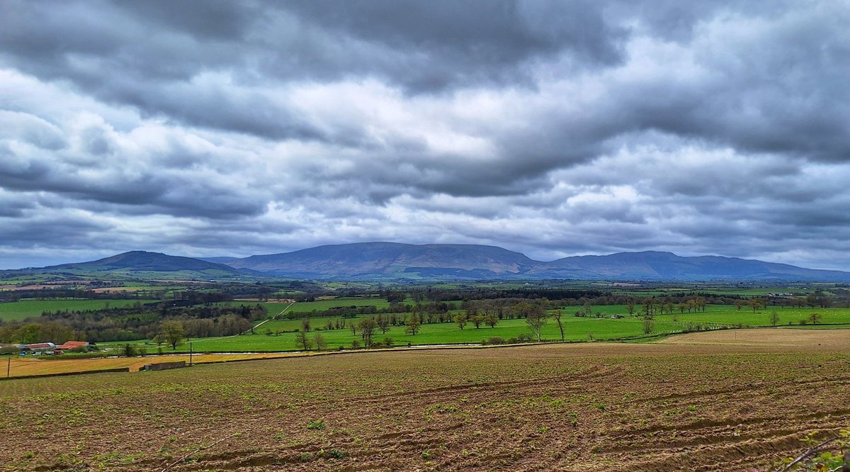 The Copper Coast, Clonegam and the Comeragh Mountains, Co Waterford on a calm but cloudy cycle. @AimsirTG4 @barrabest @deric_tv @DiscoverIreland @GoToIreland @discoverirl @ancienteastIRL @VisitWaterford @WaterfordANDme @Waterfordcamino @WaterfordGrnWay @WaterfordCounci @wlrfm